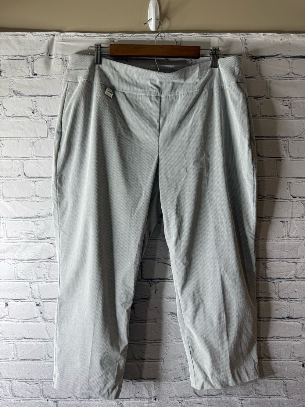 NWT T Tahari women’s striped Capri pants 1x